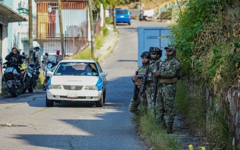 Integrantes del Ejército de México realizan labores de vigilancia este miércoles, en la ciudad de Acapulco en Guerrero (México).