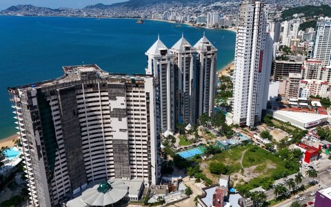 Foto aérea que muestra hoteles afectados dos años después del paso del huracán Otis en el balneario de Acapulco, este miércoles en Guerrero (México).