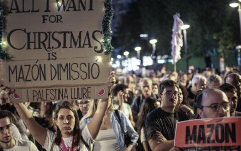 Manifestantes portaron pancartas y fotografías.