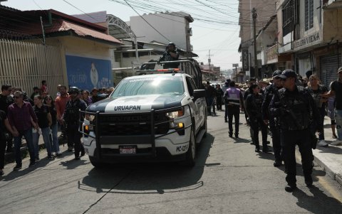 Integrantes de la Policía custodian el funeral del alcalde Carlos Manzo, en el municipio de Uruapan en Michoacán.