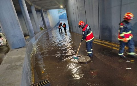 El paso deprimido de la 12 de Octubre registra inundaciones en sectores afectados.