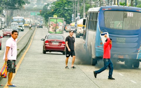 Movilidad. El aire se contamina a diario por la falta de mantenimiento en buses y otros vehículos. Incentivar la movilidad activa es uno de los desafíos en las ciudades.