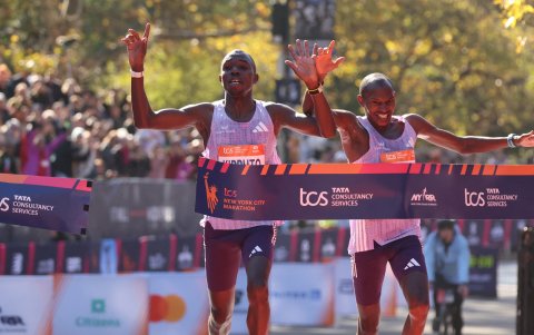 Benson Kipruto (i) y Alexander Mutiso en el cruce de meta photo finish de la prueba masculina.