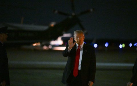 Donald Trump vincula a Venezuela con cárcel y droga.