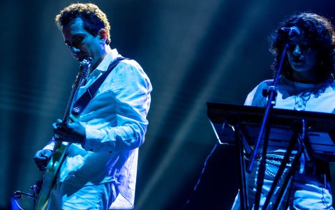 Efrén Castillo (también de Liquidarlo Celuloide), además de ser el productor del nuevo disco de Fe Baca, la acompaña en el escenario en sus presentaciones en vivo.