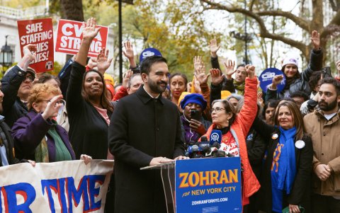 El demócrata Zohran Mamdani hablando durante un acto político este lunes, en Brooklyn.