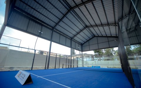 Las canchas de pádel son techadas.