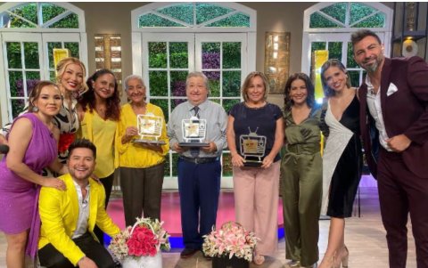 Con el elenco de De casa en casa.