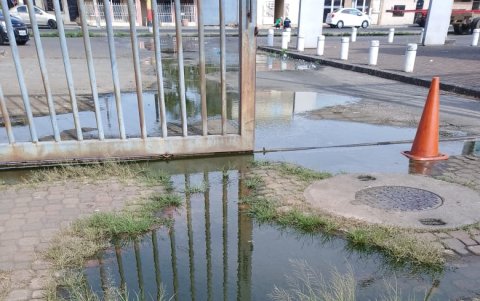 Las alcantarillas alrededor del hospital están colapsadas, combinando aguas servidas con los desechos de la casa de salud.