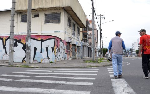 3. Vandalismo. En la intersección entre la calle teniente Gonzalo Gallo y avenida de La Prensa una propiedad está llena de grafitis. Así lucen varias en la zona.