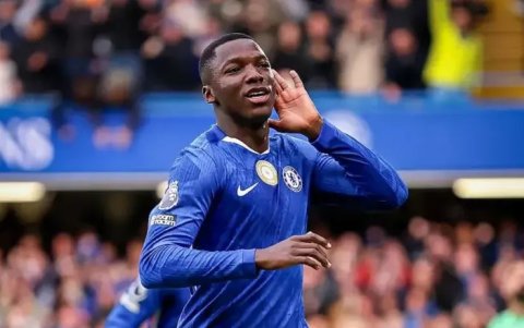 Moisés Caicedo destaca en recuperación y anotando con Chelsea en la Premier League.