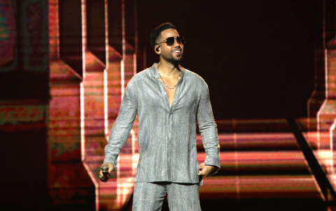 Romeo Santos ostenta el récord de ser el artista de bachata con más ventas y streams a nivel mundial, impulsando la popularidad del género en plataformas como TikTok.