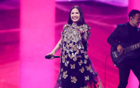 Con más de 40 millones de discos vendidos, Ana Gabriel es una de las voces latinas más influyentes, manteniendo su música vigente por más de cuatro décadas.