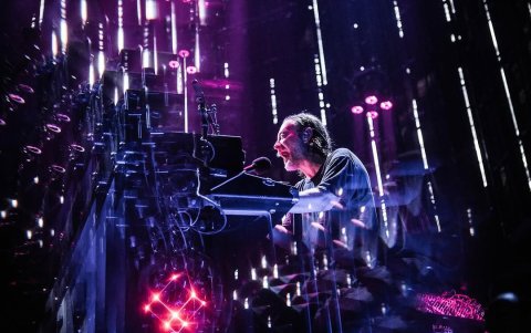 Thom Yorke en el teclado.
