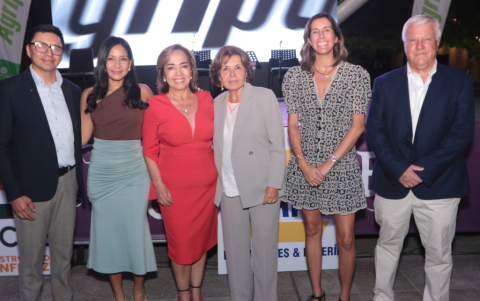 Mauricio Bonifaz, Cira Villacreses, Rocío Torres, Fanny de Dickens, Alice Armstrong y Leslie Dickens.