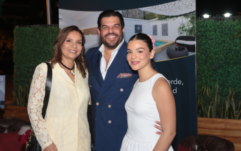 Michael Lozada acompañado de Pilar de Lozada y Layla Lozada.