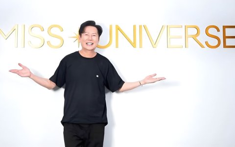 Nawat Itsaragrisil tiene 60 años.