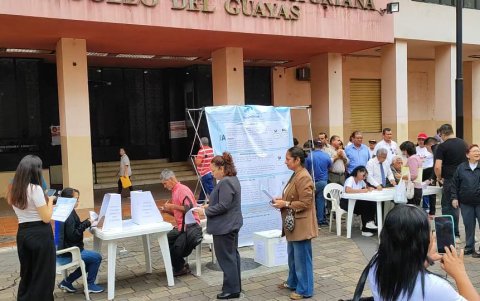 La UNE realizó en Guayaquil una consulta simbólica como inicio de la campaña por el No