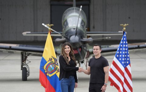 La visita coincide con la campaña previa al referéndum del 16 de noviembre.