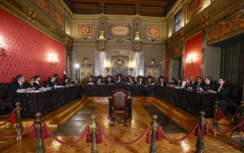 El fiscal general Álvaro García Ortiz (izq.), flanqueado por sus abogados Consuelo Castro y José Ignacio Ocio, toma notas durante su juicio por presunta violación del secreto judicial.