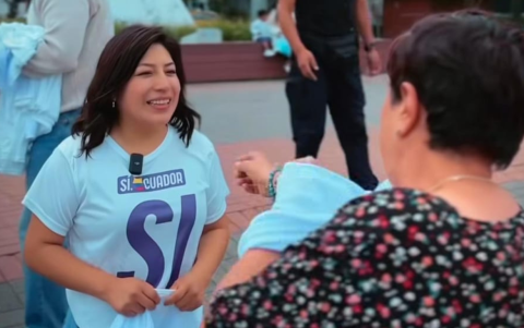Asambleístas de ADN como Inés Manzano reparten camisetas por la capital.