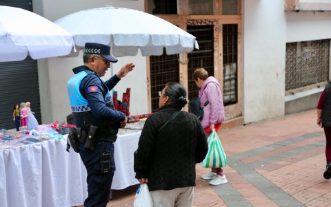 La presencia de agentes de control y policía es más visible en la Plaza Grande y los alrededores.