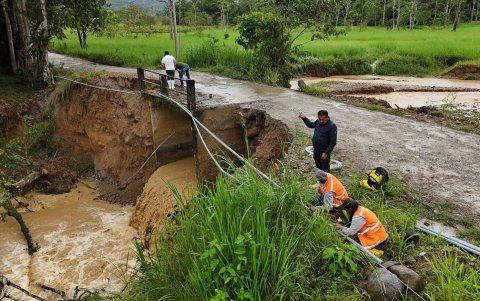 La quebrada Tumbayme se desbordó tras varias horas de lluvias intensas, inundando calles y viviendas en El Pangui.
