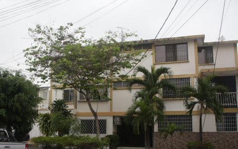 Investigadores de Criminalística inspeccionan la escena del crimen en Sauces 9, Guayaquil.