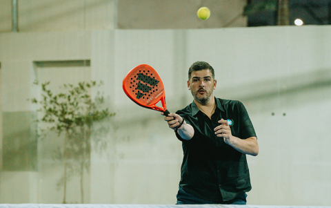 Aquiles Álvarez inaugura canchas de pádel en Urdesa y hace demostraciones con la 'paleta'.