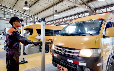 Las furgonetas de transporte escolar están entre los medios de transporte que deben cumplir con la Revisión Técnica Vehicular en Guayaquil.