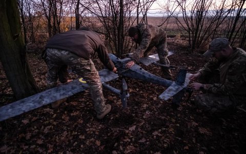 Soldados ucranianos ensamblan un dron bombardero GARA contra las fuerzas rusas en la línea del frente de Pokrovsk, Ucrania, 2 de noviembre de 2025.