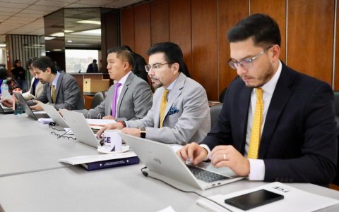 El abogado de las víctimas, Juan Pablo Albán, explicó que Vaca fue torturado en reiteradas ocasiones con el objetivo de forzar su colaboración con las Fuerzas Armadas.