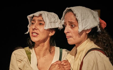 La pieza teatral es interpretada por Fernanda Corral y Laura Oviedo.