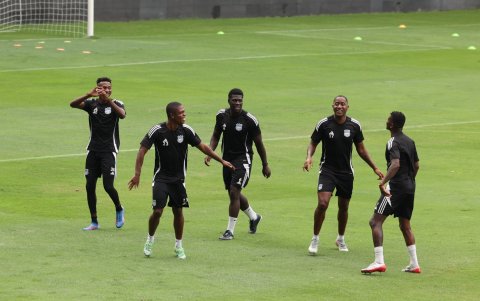 Aunque existe la crisis económica en Emelec aún hay buena relación entre los jugadores.