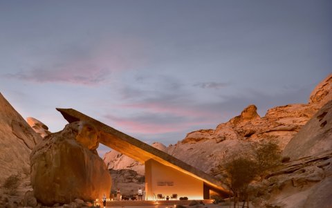 Las 64 villas y suites del Desert Rock Resort están perfectamente integradas en cuevas y paredes rocosas.