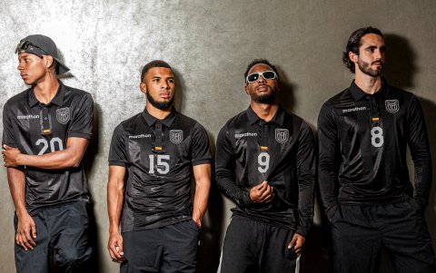 Nilson Angulo, Pedro Vite, John Yeboah y Leonardo Campana posan con la nueva camiseta de la selección ecuatoriana.