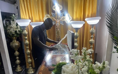 Ismael Nazareno padre de Miguel  jugador de Independiente del Valle y su último adiós en su casa de Socio Vivienda 2.