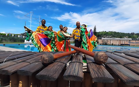 En 2014 viajaron a Italia y Suiza, recorriendo 14 ciudades como “misioneros del arte”, y durante una audiencia en Roma, el papa Francisco cargó en brazos a uno de los niños del grupo.