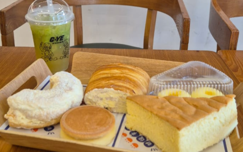 Opera bread ofrece una variedad de panes asiáticos dulces y salados.