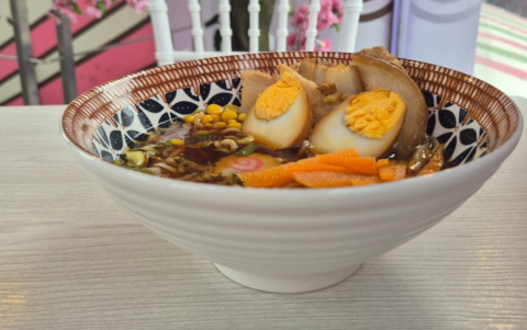 En Yukimo las gastronomía asiática se mezcla con la estética de un café maid japonés.