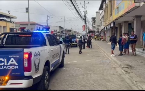 Las autoridades reocpilaron indicios balísticos y los panfletos amenazantes en la escena