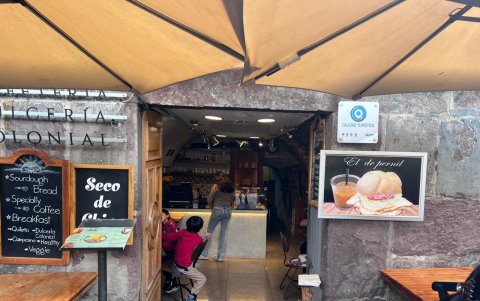 Dulceria Colonial recibe a quiteños y turistas que disfrutan el sánduche de pernil.