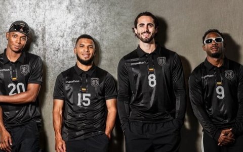 Nilson Angulo, Pedro Vite, Leonardo Campana y John Yeboah, posan con la nueva indumentaria de la selección ecuatoriana.