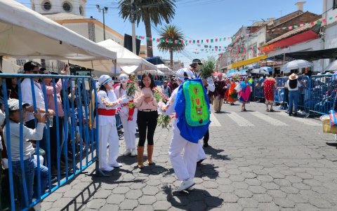 Todo el trayecto del desfile de la Mama Negra estara vallado por seguridad y para evitar aglomeraciones.