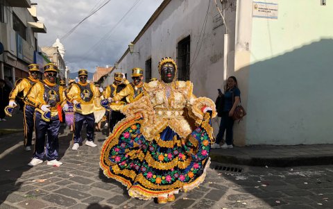 Xavier Estrella, Mama Negra 2025 con su traje que desfila este sábado.