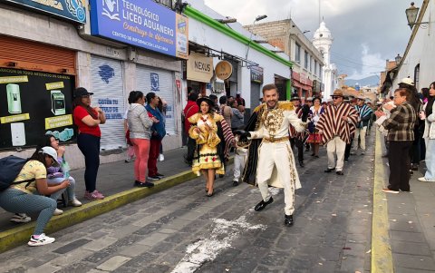 Javier Campaña, abanderado 2025, flameará la bandera multicolor por las calles de Latacunga.