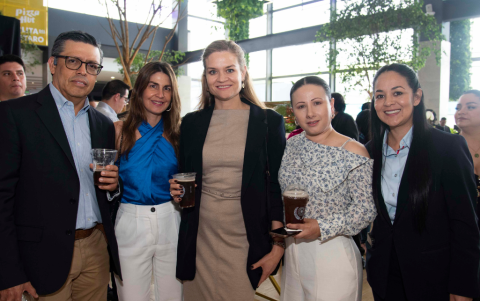 Leonardo Castro, Andrea Montalván, María Isabel Garcés, Gabriela Hinojosa y Adriana Vásquez.