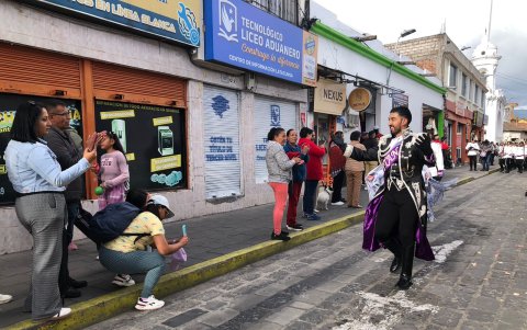 Santiago Herrera, representa al capitán de la Mama Negra.