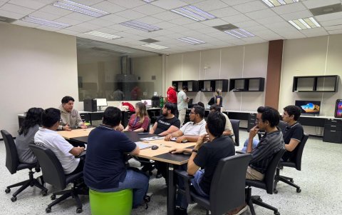 Convivencia. El guayaquileño durante una charla con estudiantes de la Espol, donde estudió su carrera en Ecuador.