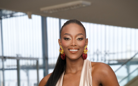 Apenas tiene 20 años, es modelo y deportista..